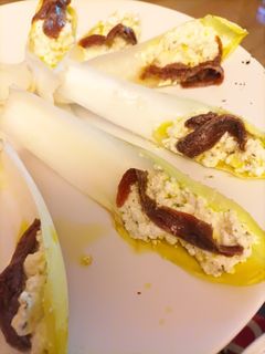 Una foto de Endivias con queso de Burgos y anchoas