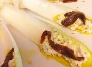 Una foto de Endivias con queso de Burgos y anchoas