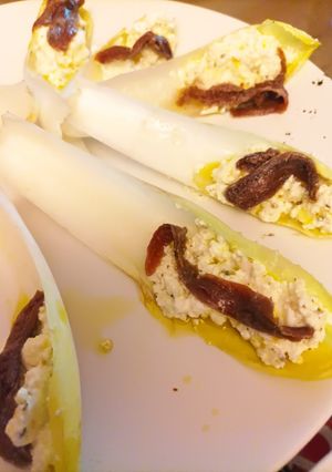 Una foto de Endivias con queso de Burgos y anchoas