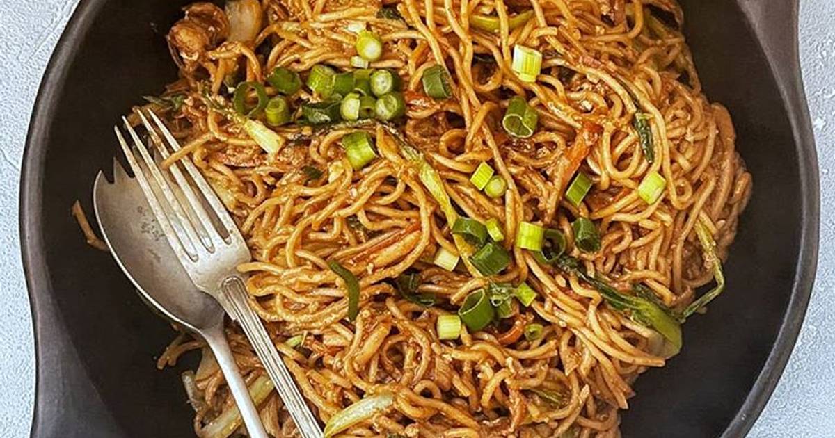 chinese-egg-noodles-on-a-plate-with-the-title-above-it-in-red-and-white