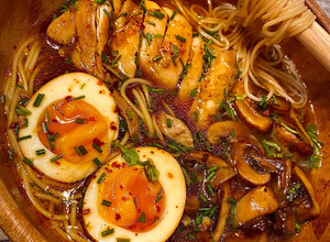 Foto principal de Miso Ramen con champiñones y pollo picante