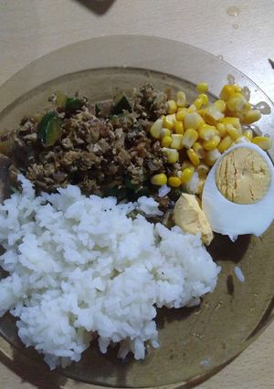 Una foto de Revuelto de zapallitos y ensalada