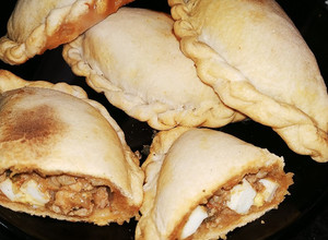 Una foto de Empanadas de cerdo agridulces con masa criolla