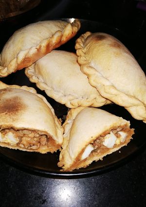 Una foto de Empanadas de cerdo agridulces con masa criolla
