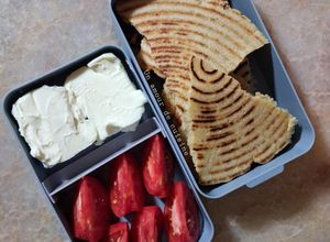 Une photo de Lunch box saveurs du maghreb 🍱 Kesra, fromage et tomate
