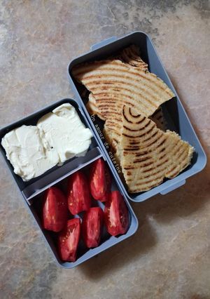 Une photo de Lunch box saveurs du maghreb 🍱 Kesra, fromage et tomate