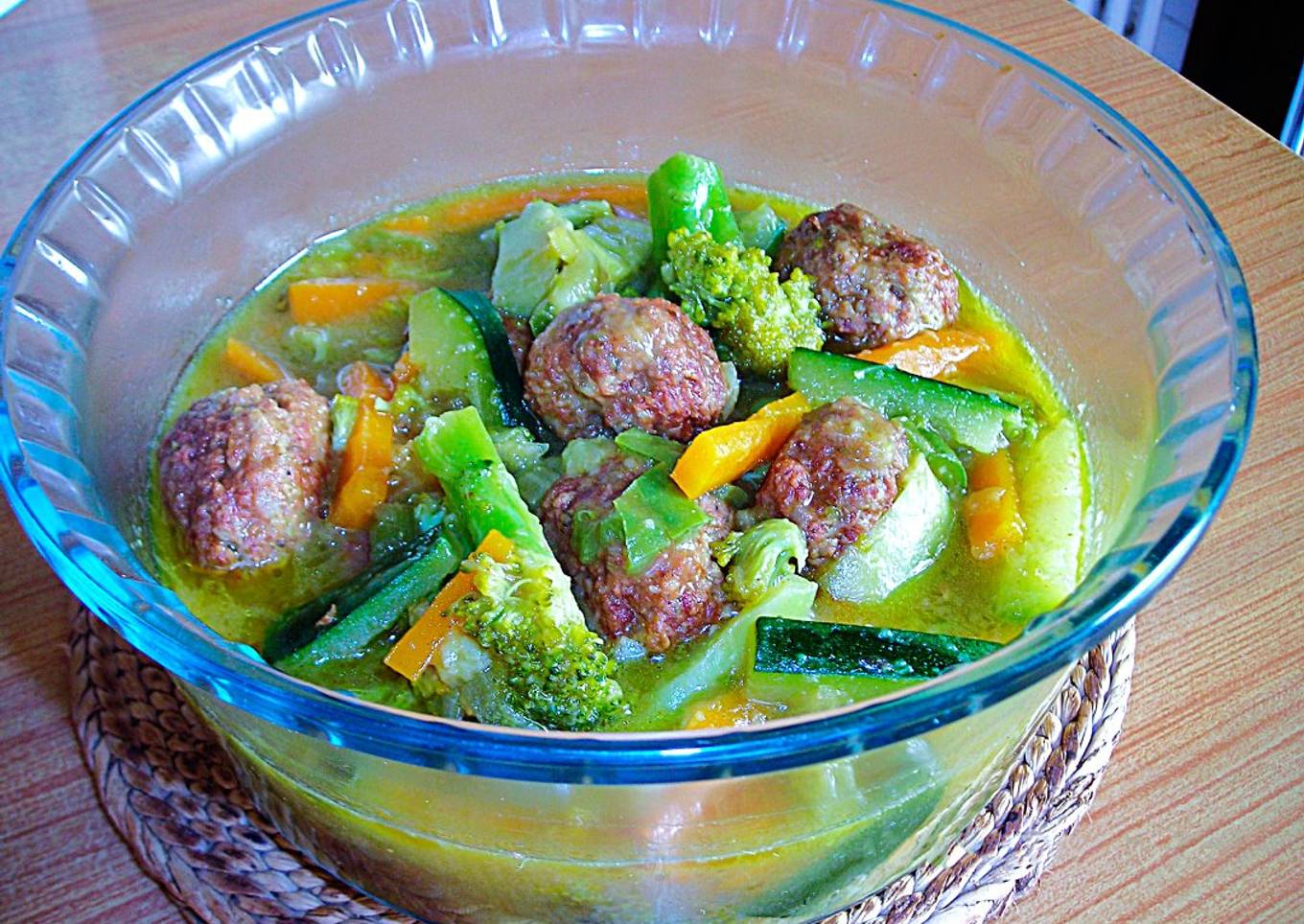 Albóndigas con verduras en salsa curry