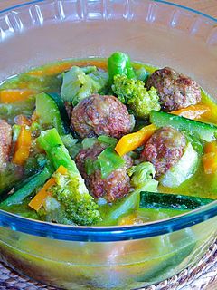 Una foto de Albóndigas con verduras en salsa curry