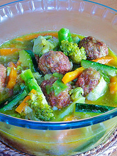Una foto de Albóndigas con verduras en salsa curry