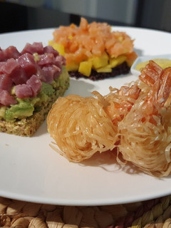 Foto di Gamberoni in pasta kataifi e tartare di tonno e salmone