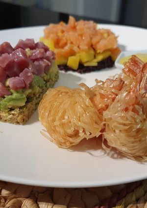 Foto di Gamberoni in pasta kataifi e tartare di tonno e salmone