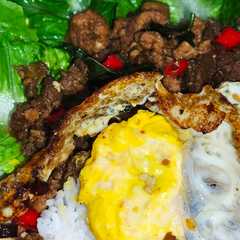 รูปของ Pad Kra Pao Thailand ayam sapi cincang dengan basil