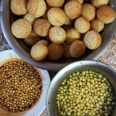 A picture of Golgappe & Pani Puri.