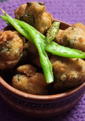 A picture of Hari lehsun and Hari payaz pakode.