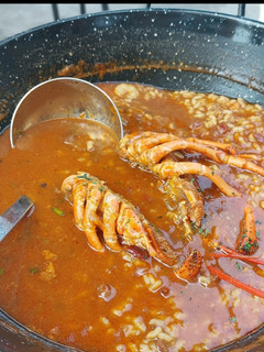Una foto de Arroz caldoso con bogavante - Arròs caldós amb llamàntol