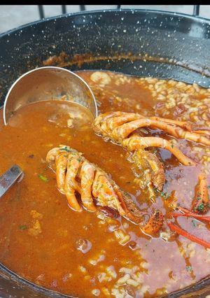 Una foto de Arroz caldoso con bogavante - Arròs caldós amb llamàntol