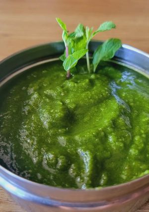 A picture of Fresh mango and mint chutney.