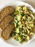 Frittata strapazzata con zucchine e cipolla