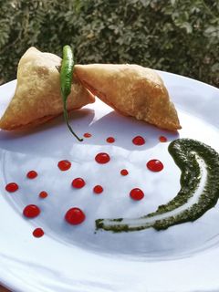સમોસા (Samosa Recipe In Gujarati) રેસીપી મુખ્ય ફોટો