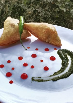 સમોસા (Samosa Recipe In Gujarati) રેસીપી મુખ્ય ફોટો