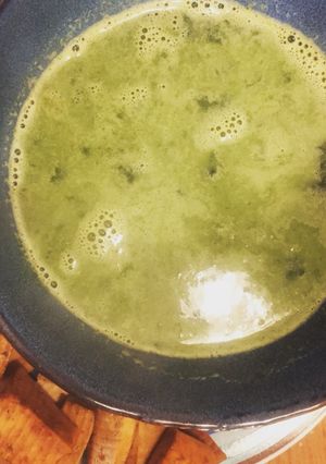 Une photo de Soupe light d'épinards frais au Saint Morêt et tofu sauté