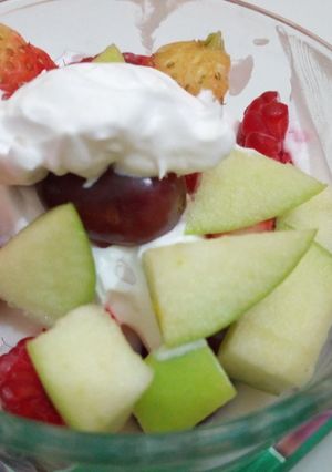 A picture of Yoghurt Fruit Salad.