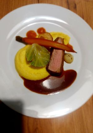 Kurkumás zellerpüre, steak burgonya, glasszírozott répa, sertésszűz recept fotója