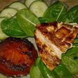 Pechuga Grillada con tomate a la plancha y verduras