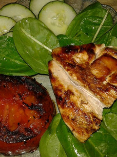 Una foto de Pechuga Grillada con tomate a la plancha y verduras