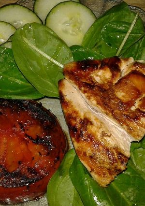 Una foto de Pechuga Grillada con tomate a la plancha y verduras