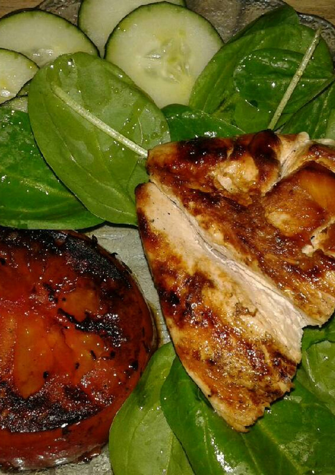Una foto de Pechuga Grillada con tomate a la plancha y verduras