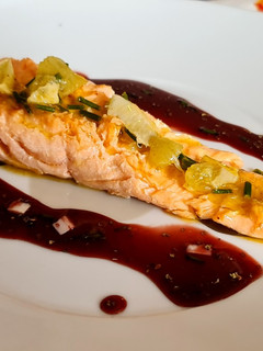 Una foto de Salmón con vinagreta de vino y tartar de lima
