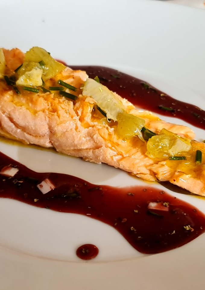 Una foto de Salmón con vinagreta de vino y tartar de lima