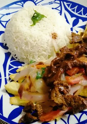 Una foto de Lomo saltado peruano