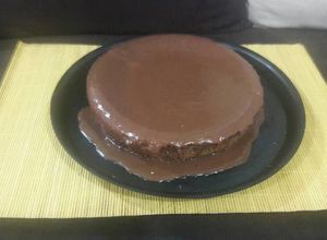 Una foto de Bizcocho y cobertura de chocolate con leche