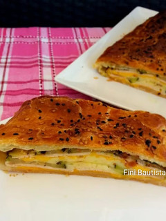 Una foto de Empanada de hojaldre con calabacín queso y fiambre de pavo