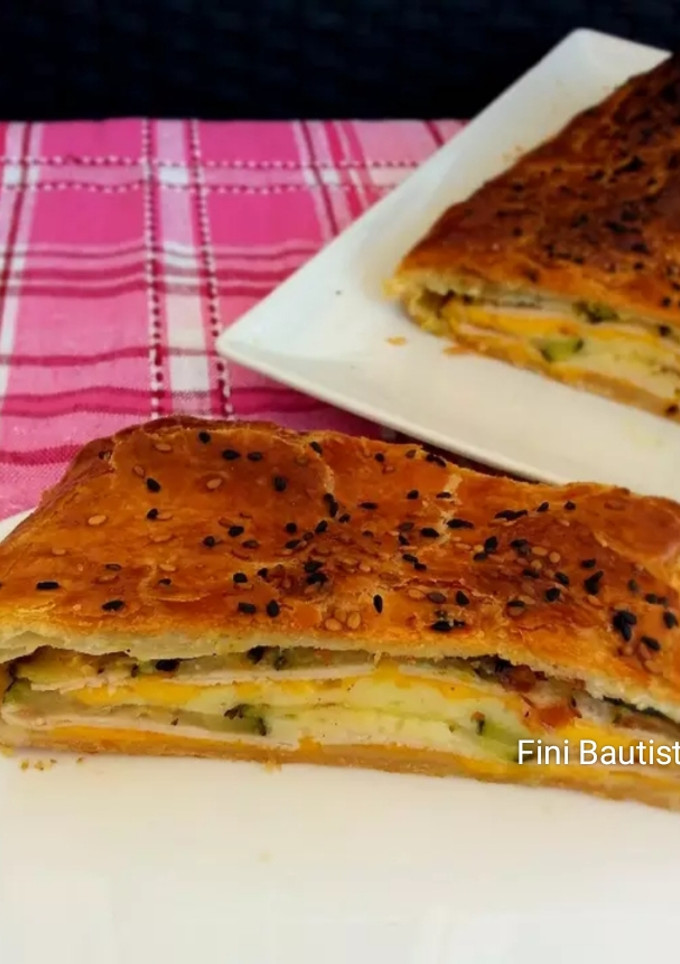 Una foto de Empanada de hojaldre con calabacín queso y fiambre de pavo