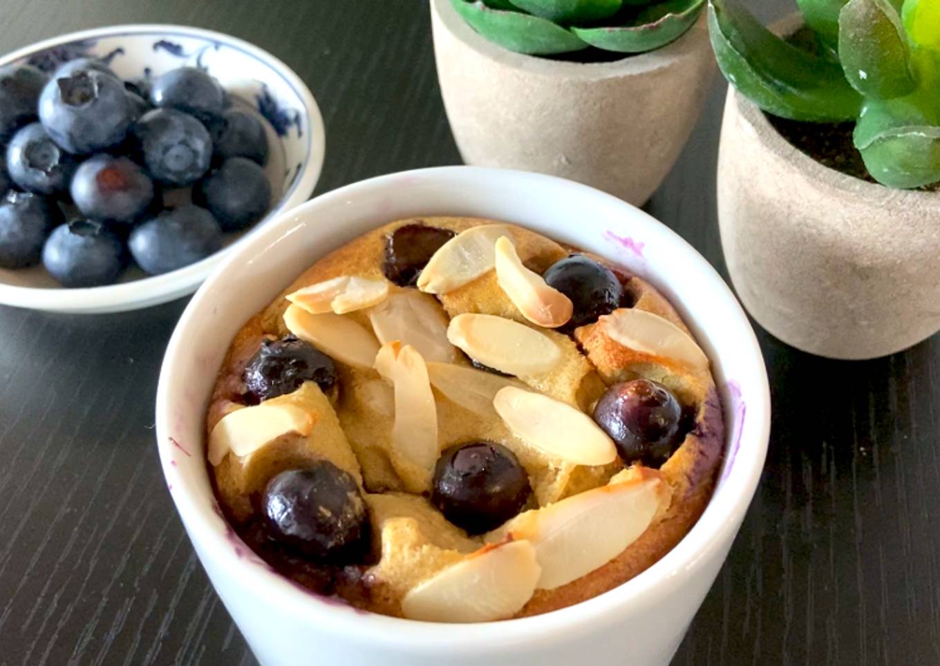 Blueberry baked oats with almond flakes
