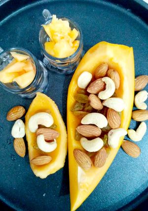 A picture of Papaya Dryfruit Boat.