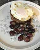 Migas bávaras, con chorizo, panceta, huevo frito y uvas negras