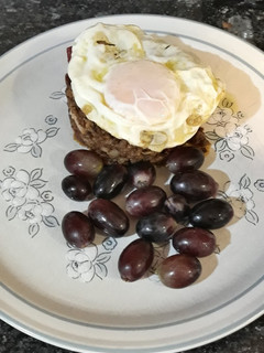 Una foto de Migas bávaras, con chorizo, panceta, huevo frito y uvas negras