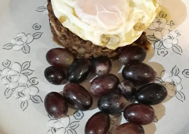 Migas bávaras, con chorizo, panceta, huevo frito y uvas negras