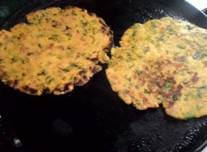 A picture of Methi wali makki ki roti.