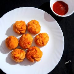 A picture of Fried Schezwan Chicken Momos.