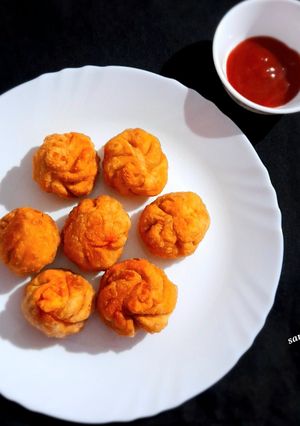 A picture of Fried Schezwan Chicken Momos.