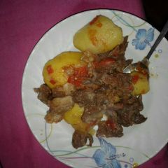 A picture of Fried beef hump with Irish potatoes.