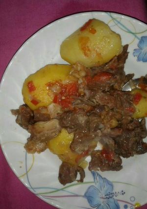 A picture of Fried beef hump with Irish potatoes.