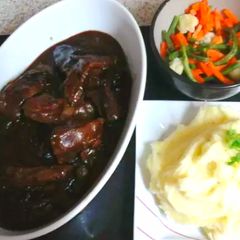 A picture of My Lovely Braising Steak in Gravy 😉.