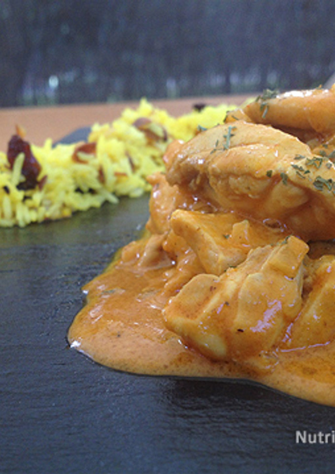 Una foto de Pollo Tikka Masala y Arroz con pasas