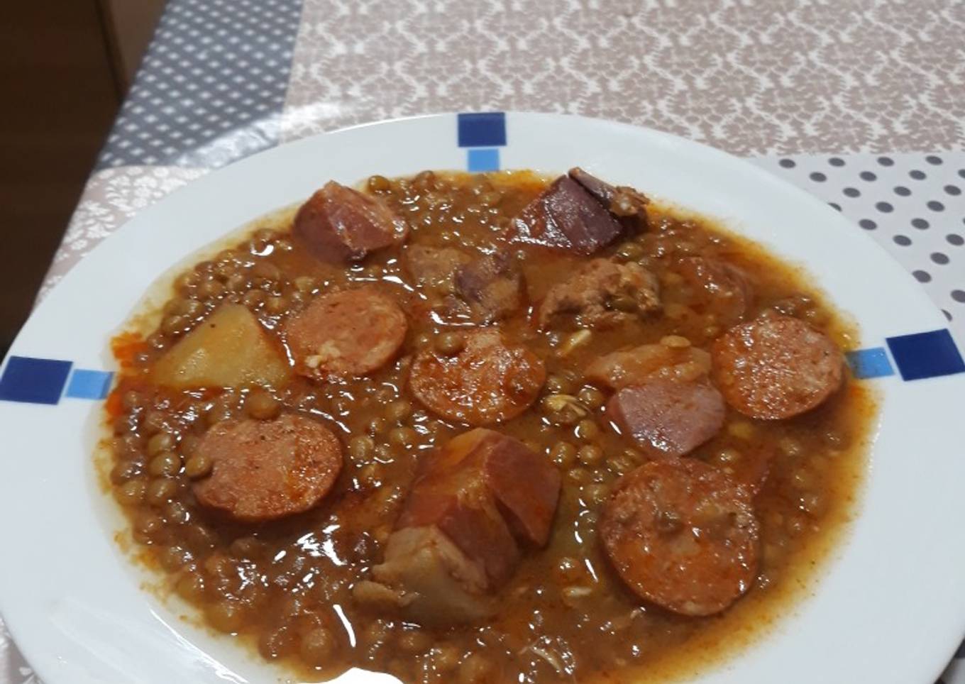 Lentejas con tacos de jamón chorizo y tacos de magro de cerdo